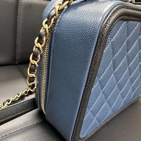 CHANEL Navy Filigree Vanity Medium size - Picture 8 of 11